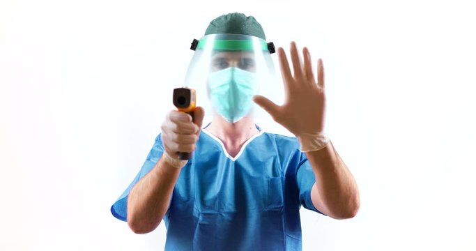 Coronavirus, controllo della febbre con termometro laser da parte di un addetto alla sicurezza. Sfondo bianco.