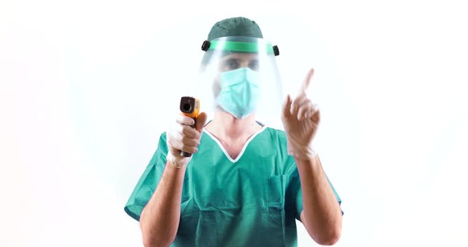 Coronavirus, controllo della febbre con termometro laser da parte di un addetto alla sicurezza. Sfondo bianco.