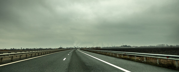 Route sous le ciel gris de Roumanie