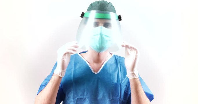 Medico con mascherina e visiera da indicazioni per i pazienti affetti da coronavirus