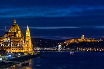 Fototapeta premium Budapeszt nocą, węgierski parlament (po lewej) i Zamek Królewski (po prawej)
