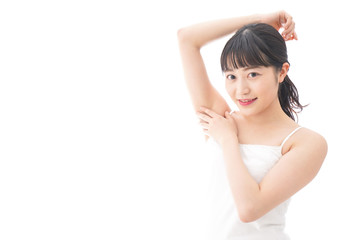 ワキを気にする若い女性