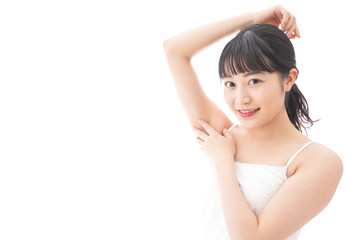 ワキを気にする若い女性