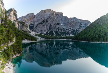 Obraz premium Beautiful reflection of Seekofel mountain in Lake Braies, Italy