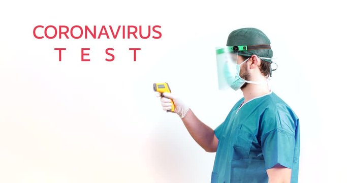 Medico fa il test per il coronavirus ai pazienti contaminati con il termometro laser
