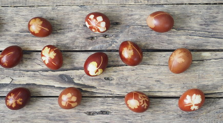 Obraz premium Easter eggs painted onion peel on a wooden ancient background. We use all natural.
