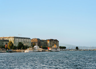 Naklejka premium Ships in Geneva Lake near Quai du Mont-Blanc at summer, Geneva in Switzerland.