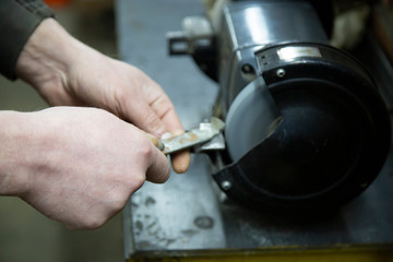 Grindstone. An electric whetstone is used for processing.
