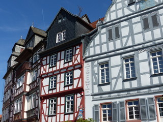 Fototapeta na wymiar Fachwerkfassaden mit Rathausecke am Marktplatz in Butzbach / Wetterau