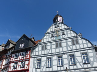 Rathausgiebel mit Fachwerkhäusern am Marktplatz in Butzbach