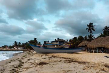 canoa azul en la playa  