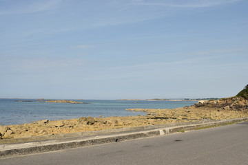 Rochers falaises océan à perte de vue pour vue de Saint Pol de Léon dans le Finistère en...