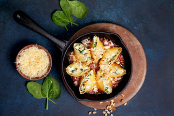 Stuffed pasta shells with spinach and ricotta