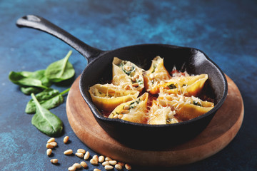 Stuffed pasta shells with spinach and ricotta