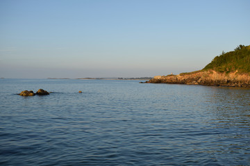 Magnificence du coucher de soleil sur les rochers et l'oc&eacute;an sur la c&ocirc;te de Saint Pol de L&eacute;on dans le Finist&egrave;re en Bretagne