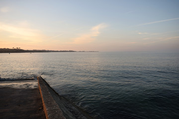 Obraz na płótnie Canvas Le soleil se couche sur le littoral de Saint Pol de Léon dans le Finistère en Bretagne