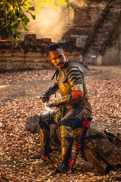 Thai warriors in the Ayutthaya period Wearing a warrior suit with armor By using a sword to fight