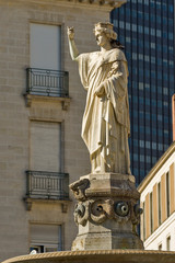 The city of Nantes is represented by a white marble statue with the features of a crowned woman, holding a trident: it is Amphitrite, goddess of the sea and wife of Poseidon