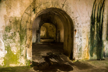 Fototapeta na wymiar Vermoderte Räume im Castelo de San Felipe