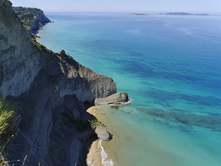 błękitne wybrzeże z klifami greckiej wyspy korfu.logan beach