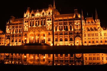 Fototapeta premium Budapest Parliament at Night Reflection