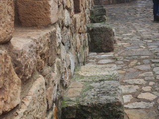 bancos de piedra en una calle empedrada de siurana, tarragona, españa, europa