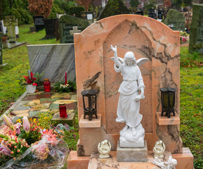ein Engel vor einem Marmor Grabstein Friedhof in Holland