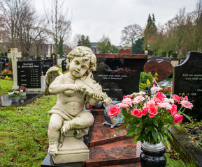 der Engel spielt auf einer Geige Friedhof in Holland