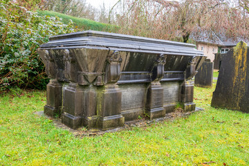 Historisches Grabmal auf einem Friedhof in Holland 