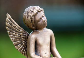 schöner Bronzeengel auf einem Friedhof in Holland 
