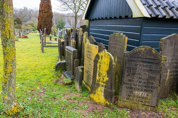 alte Grabsteine zur Erinnerung verwahrt auf einem Friedhof in Holland 