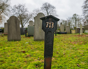Eiserne Nummer f&uuml;r eine Grab auf einem Friedhof in Holland 