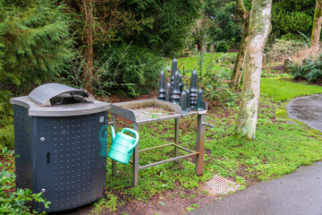 Pflanztisch; Mülleimer und Blumenvasen Friedhof Holland