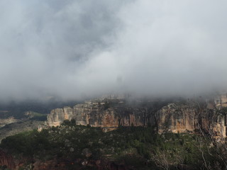 La montaña bajo la niebla, siurana, Tarragona, España, Europa
