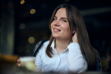 Naklejka premium Young woman in a cafe