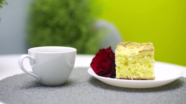 Filiżanka kawy i ciasto drożdżowe 