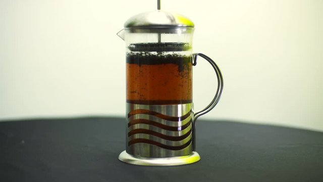 Filtrowanie herbaty w dzbanku 