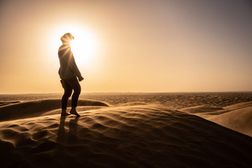 Fototapeta na wymiar Silhouette dans le desert