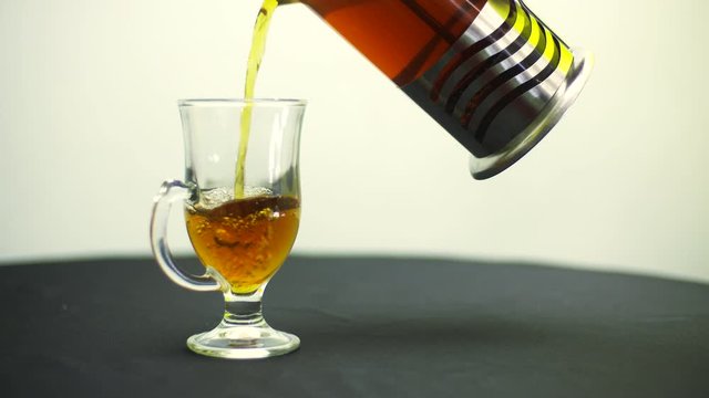Nalewanie herbaty do szklanki 