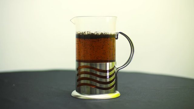 Parzenie czarnej herbaty w dzbanku 