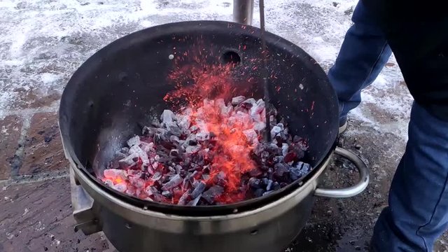 Fuego a c&aacute;mara lenta para preparar una olla ferroviaria