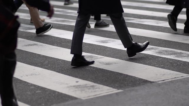横断歩道を渡る人々