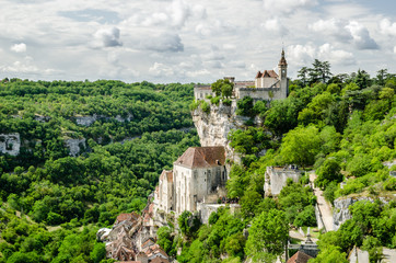 Fototapeta na wymiar Rocamadour castle and medieval village in a cliff in France