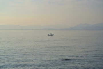 Fototapeta premium 夕日に染まる橘湾で漁をする漁船＠島原、長崎