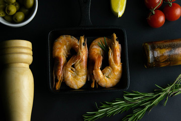 Grilled shrimps with lemon and rosemary on frying pan