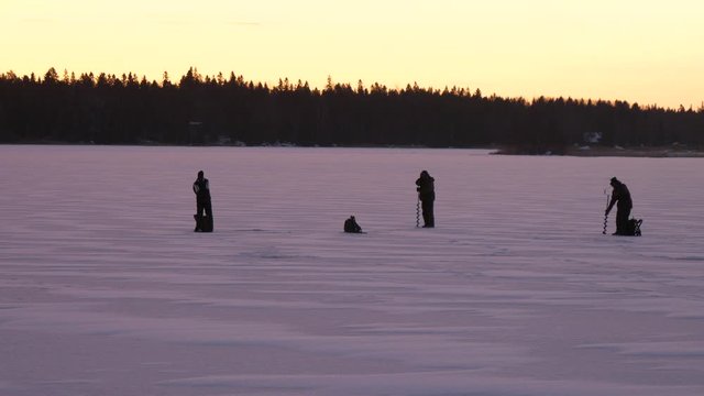 Three people rely on self-sufficiency for survival,post-apocalypse scenario