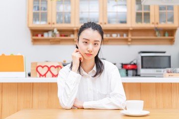 コーヒーを飲む女性