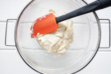 チーズケーキの裏ごし