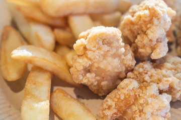 からあげとフライドポテトの写真