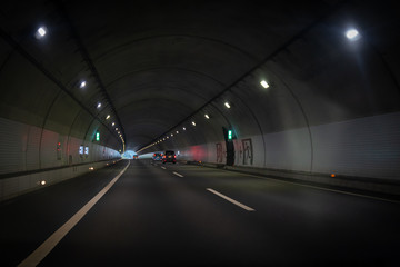 高速道路のトンネルの写真。交通のイメージ。
